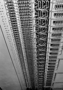849006 Interieur van het nieuwe seinhuis (NX-post) van de N.S. te Amersfoort: relaiskamer.